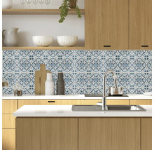 Keukenscène met tegelstickers met patroon als spatbescherming
