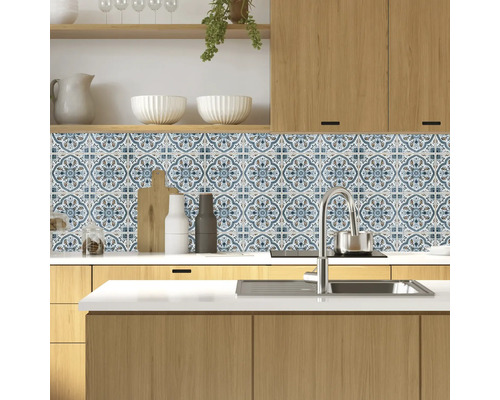 Keukenscène met tegelstickers met patroon als spatbescherming