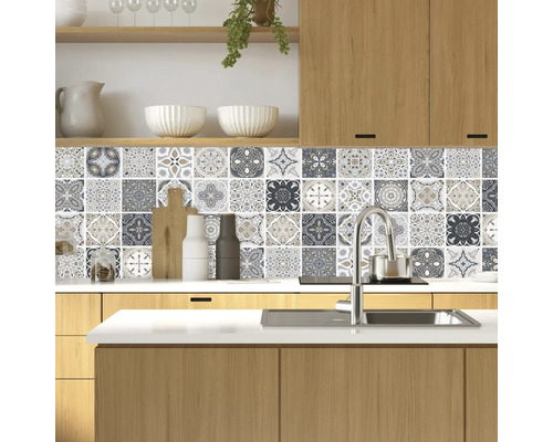 Keukenscène met tegelstickers met patroon als achterwand
