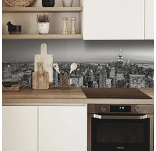 Keuken met grijze skyline van New York als spatbescherming achter het werkblad.