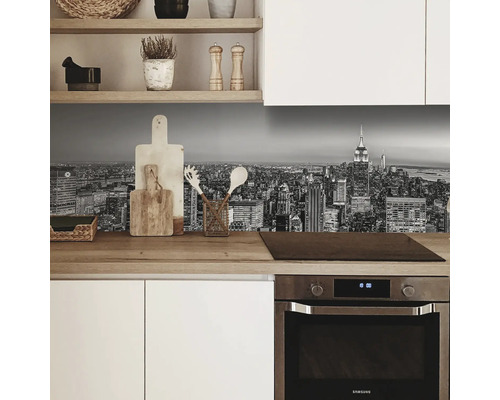 Keuken met grijze skyline van New York als spatbescherming achter het werkblad.