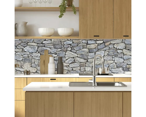 Keukenachterwand met steenmotief in een lichte keuken met houten elementen