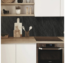 Moderne keuken met werkblad, keukenachterwand in steenlook en keukengerei