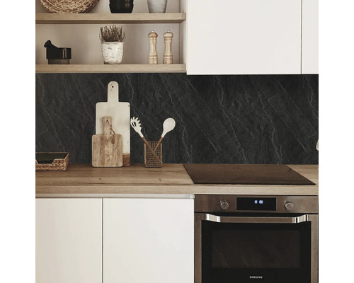 Moderne keuken met werkblad, keukenachterwand in steenlook en keukengerei
