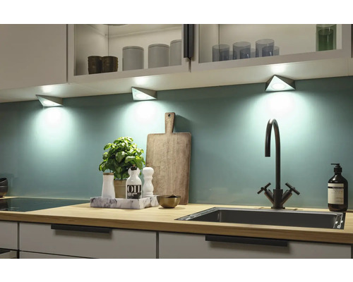 Keukenscène met onderkastverlichting, gootsteen en kraan