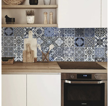 Keuken met blauw patroon tegelstickers als spatbescherming
