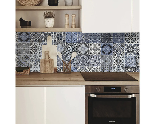 Keuken met blauw patroon tegelstickers als spatbescherming