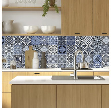 Keukenscène met blauw gemusterde tegelstickers als spatbescherming