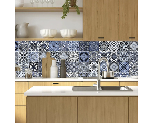 Keukenscène met blauw gemusterde tegelstickers als spatbescherming