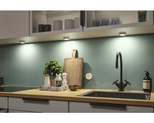 Keukenscène met onderbouwverlichting, spoelbak en kraan