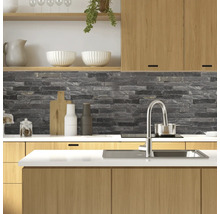 Moderne keuken met houten elementen, werkblad, gootsteen en stenen wand