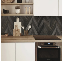 Keukenscène met wandpanelen met houten patroon, werkblad en keukenapparatuur