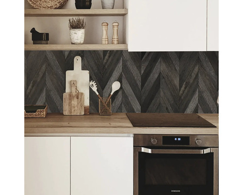 Keukenscène met wandpanelen met houten patroon, werkblad en keukenapparatuur