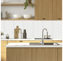Lichte keuken met visgraatmotief tegels, gootsteen en houten elementen