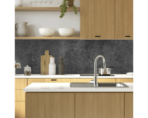 Moderne keuken met houten kasten, gootsteen en keukengerei