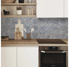 Keukenachterwand met blauw tegelpatroon in een moderne keuken