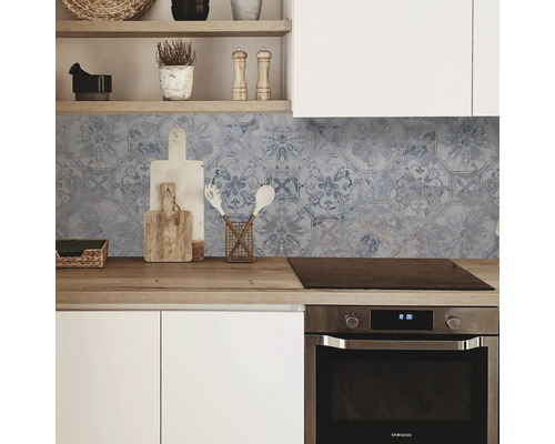 Keukenachterwand met blauw tegelpatroon in een moderne keuken