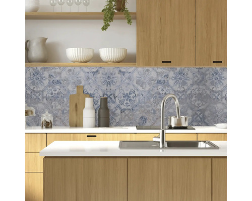 Keukenscène met houten kasten, spoelbak en decoratieve tegels als spatbescherming