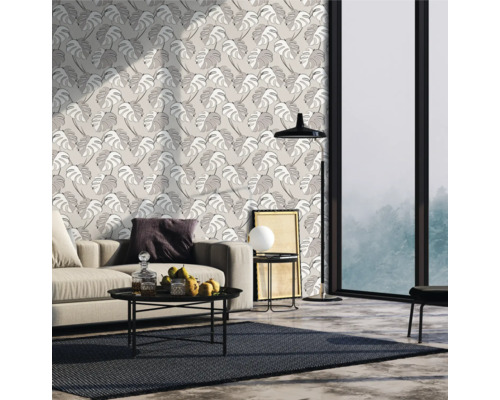 Woonkamer met patroonbehang, bank en vloerkleed voor een stijlvol interieur