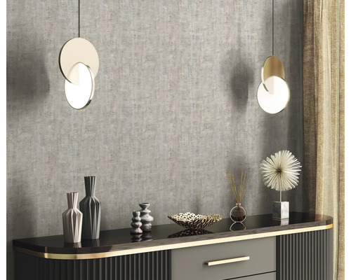 Modern interieur met hanglampen, dressoir en decoratieve objecten