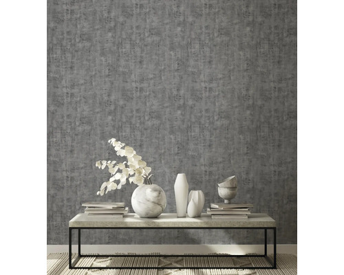 Scene met grijs behang, tafel met decoratie en tapijt