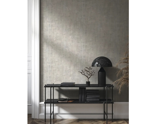 Decoratieve scène met console, lamp en decoratie binnenshuis