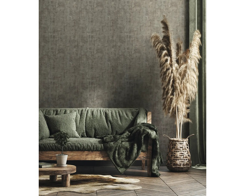Woonkamer met bank, decoratie en houten vloer voor een gezellige sfeer.