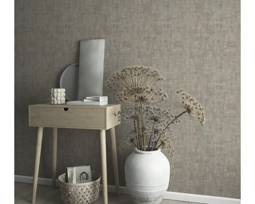 Decoratief interieur met console, vaas en wandbekleding