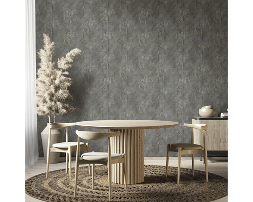 Eetkamer met grijs behang met geometrisch patroon, ronde houten tafel en stoelen