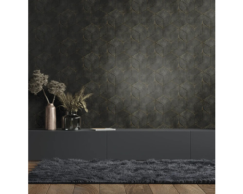 Woonkamer met patroonbehang, dressoir en vloerkleed