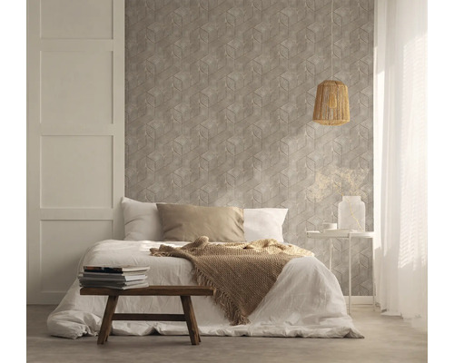 Slaapkamer met geometrisch behang, bed en lamp