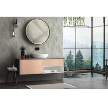 Moderne badkamer met wastafel, spiegel en groot raam met uitzicht op het bos