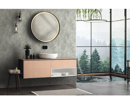 Moderne badkamer met wastafel, spiegel en groot raam met uitzicht op het bos