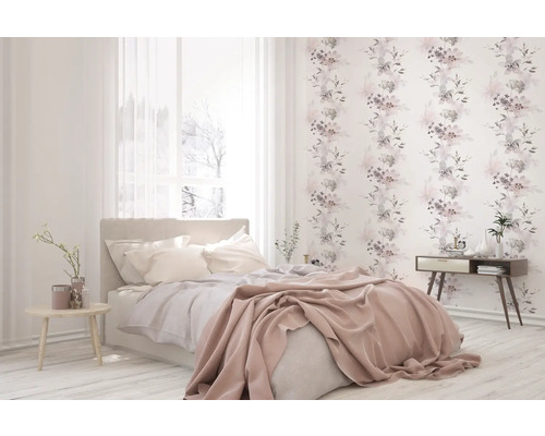 Lichte slaapkamer met bloemenbehang, bed en nachtkastje.