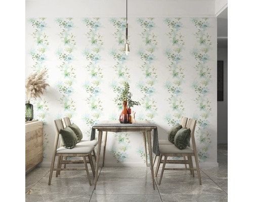 Eetkamer met bloemenbehang, houten tafel en stoelen