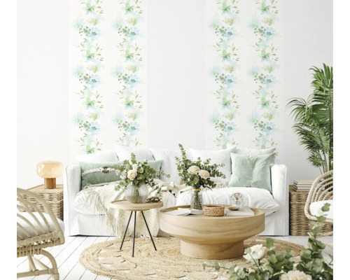 Woonkamer met bank, tafel en wandbehang met bloemenmotief