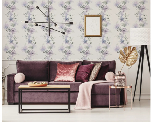 Woonkamer met bank, salontafel, vloerlamp en bloemenbehang