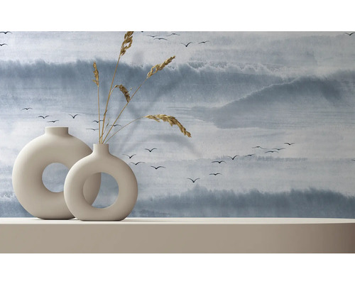 Decoratieve vazen met droogbloemen voor een behang met vogelpatroon