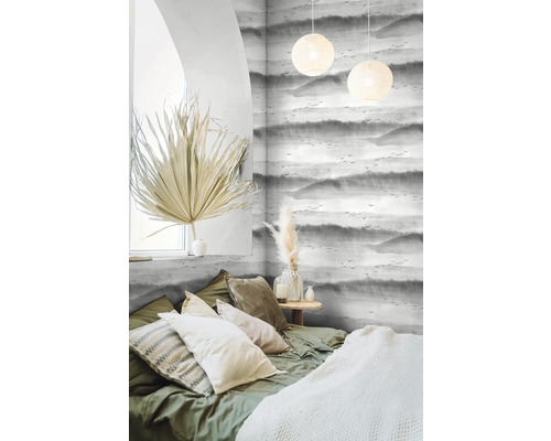 Lichte slaapkamer met patroonbehang, bed en decoratieve elementen