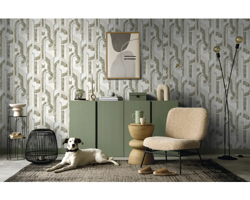 Decoratieve woonkamer met geometrisch behang, dressoir en fauteuil