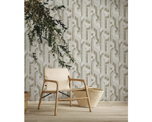 Scene met stoel, mand en behang met patroon