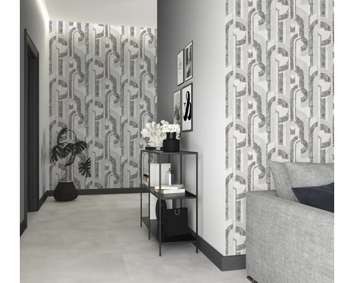 Decoratief interieur met gedessineerd behang, plank en kamerplant.