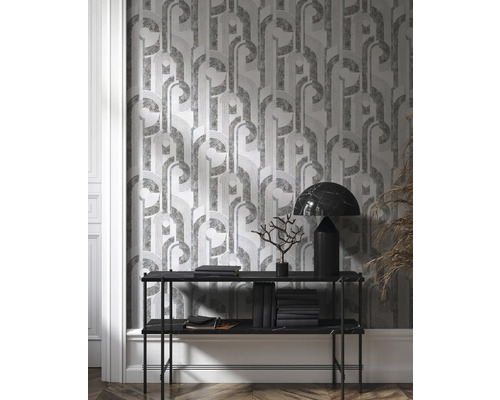 Scene met een behang met patroon en een tafel met decoratieve objecten