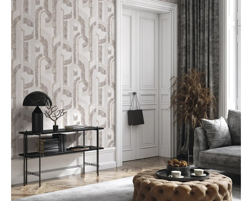 Woonkamer met patroonbehang, console, decoratie en gestoffeerde meubels voor een stijlvol interieur.