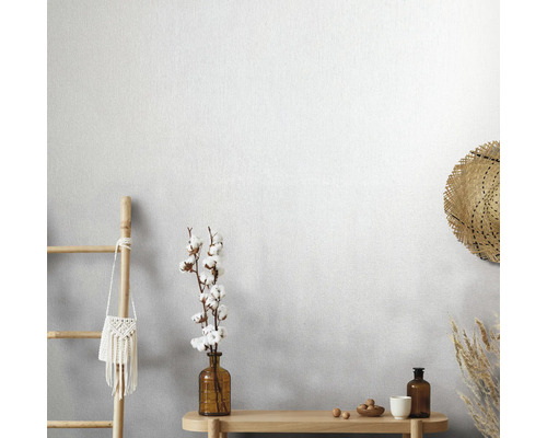 Scene met lichte wand, ladder, decoraties en accessoires voor kamerontwerp.