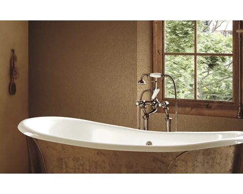 Badkamer met ligbad, kraan en raam met houten kozijn