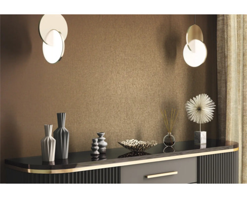 Moderne woonkamer met dressoir, decoratie en verlichting