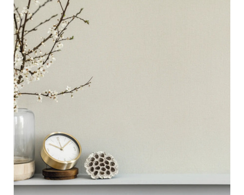 Close-up van een muur met klok, decoratie en vaas met bloemen