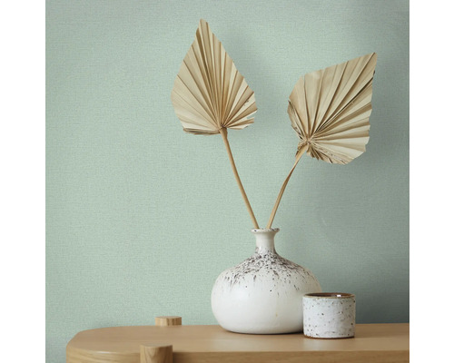 Gedetailleerde weergave van een wand met licht vliesbehang en decoratieve elementen.