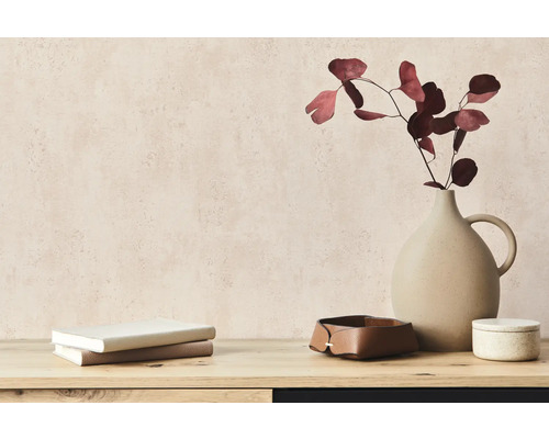 Decoratief stilleven met boeken, bloemenvaas en opbergbak op een tafel.